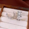 Pendientes de flor plisada en forma de C con circonita y aguja de plata, pendientes versátiles exquisitos de moda nicho, pendientes de lujo ligero de alta gama para mujer