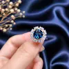 Producto de transmisión en vivo de alta gama y moderno: un conjunto de anillo y colgante de topacio azul simulado, que irradia lujo y elegancia, un accesorio versátil