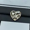 Broche de Corazón de Resina Chanel Modelo Nuevo 2025 para Mujer, Broche de Corazón Color Durazno de Lujo de Gama Alta, Venta al por Mayor desde Fabricante