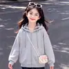 Nueva colección de primavera y otoño: Chaqueta con capucha elegante y versátil de diseño único, combinada con pantalones vaqueros - un conjunto de dos piezas para niñas