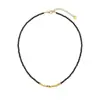 Moderna, minimalista y elegante, esta cadena para clavícula de cristal negro con cuentas hecha a mano irradia un toque de lujo discreto.. Es una opción sofisticada y de alta gama para la ropa de noche, con delicados detalles plateados.