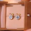 Aretes pequeños de conejo giratorios para correr a tiempo Estilo lindo de Año Nuevo Aguja de plata S925 no alérgica fabricantes al por mayor