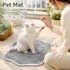 La colchoneta para mascotas es cómoda, transpirable, lavable, resistente a la suciedad, antideslizante, resistente al pelo, resistente al desgarro, adecuada para dormir como cama para gato o perro.