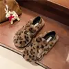 Nuevos zapatos de algodón cálidos y cómodos de suela plana 2026 con estampado de leopardo, zapatos peludos para mujer, mocasines de felpa para otoño e invierno, casuales y modernos