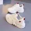 Bestseller Douyin Sapatos Femininos Sola Grossa Aumenta Altura Confortáveis Sapatos Pai Moda Versátil Para Ir ao Trabalho Casual Esportes Sapatos Brancos 8863
