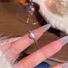Nuevo Anillo Abierto Blanco Estilo Chino para Mujer, Diseño de Nicho de Lujo Ligero, Anillo Versátil para Dedo Índice Estilo Hada con un Toque de Alta Gama