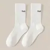 Calcetines de Moda Europeos y Americanos de Media Pantorrilla Calcetines Casuales Desodorantes Absorbentes de Sudor con Letras Calcetines Deportivos de Baloncesto para Niños Calcetines Negros y Blancos