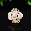 Nuevo Broche de Camelia con Circonita Microincrustada y Color Esmaltado, Cierre Antideslizante, Pin de Moda, Broche Fresco y Delicado