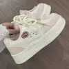 Tênis Brancos de Gatinho Fofo para Mulheres 2026 Novos Versáteis de Nicho Sapatos Esportivos Planos para Estudantes Leves Casuais Mocas