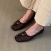 Sapatos femininos slip-on retrô Chuyuji de nicho no estilo old money com fivela de metal e salto baixo para o trajeto
