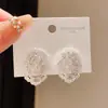 Pendientes Ovalados Huecos de Circonita de Lujo Ligero Aguja Plateada Pendientes de Moda de Gama Alta Retro Franceses Joyería de Oreja Exquisita de Nicho