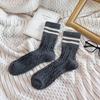 Meias de lã torcidas estilo japonês para outono e inverno para crianças, meias empilhadas de tubo médio quentes e grossas de estilo coreano retrô Ins para estudantes