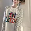 Camiseta Criativa Colorida com Estampa de Letras, Gola Redonda, Manga Longa para Mulheres, Top Patchwork Listrado Fashion Versátil Casual Preguiçoso Ins