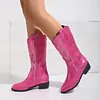 Botas vaqueras occidentales bordadas de color rojo rosa brillante transfronterizas para mujer, corte en V, tacón grueso, botas de media pantorrilla, actuación en escenario, exportación, talla grande