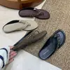 Sandálias Chuyuji Fashion Niche com Tachas e Presilha para Dedo do Pé para Mulheres Verão 2026 Novo Estilo Outdoor Planas Antiderrapantes Estilo Férias