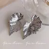 Pendientes Metálicos de Alta Gama para Mujer 2025 Nuevo Estilo Caliente Pendientes de Lujo Accesible Diseño de Nicho Pendientes Simples Elegantes