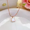 Colar Quadrado Ins Europeu e Americano em Aço Titânio para Mulheres Ouro 18K Design de Nicho Elegante Versátil Pingente de Concha Não Desbota