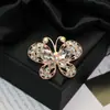 Moda europeia e americana novo broche de borboleta com diamantes de alta qualidade temperamento feminino alfinete requintado corsage da moda joia de cristal