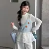Traje Estilo Coreano para Niñas Otoño 2026 Nuevo Estilo Niños Medianos y Grandes Elegante Chaleco Base Pantalones con Volantes de Encaje Conjunto de Tres Piezas