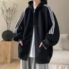 Sudadera cárdigan deportiva a rayas estilo Hong Kong para hombre, chaqueta con capucha casual de gran tamaño, versátil y moderna, con tres rayas, para primavera y otoño