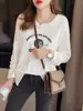 Camiseta Blanca de Algodón Puro para Mujer, Estilo Retro Americano, Hombro Recto, Manga Larga, Nuevo Diseño Primavera y Otoño 2026, Top Holgado de Nicho