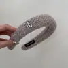 Faixa de Cabeça de Pelúcia de Alta Qualidade Inspirada na Chanel em Estilo Coreano com Aba Larga para Mulheres, Elegante e Estilosa, Acessório de Cabelo Versátil para Lavar o Rosto