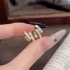 Aretes de Tachuela en Forma de Anillo con Diseño de Concha Natural, Ofreciendo un Lujo Ligero, Exclusivo, de Gama Alta, y Son Pequeños, Delicados y Elegantes