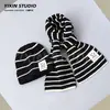 Conjunto de dos piezas de gorro y bufanda para niños y niñas, jersey de punto cálido de lana a rayas de invierno, gorro con protección para las orejas, marea