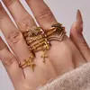 Misterio y Elegancia: Diseño de Nicho Anillo de Acero Inoxidable Negro y Blanco con Circonita Colgante de Cruz Juego de Anillos Multicapa en Forma de V