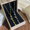 Producto nuevo transfronterizo, un artículo popular en el Sudeste Asiático: un collar largo de acero de titanio con tema de estrella, luna y sol, con borlas, una pieza de joyería de moda y completamente adornada para mujeres