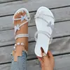 Chinelos Abertos na Ponta com Borboleta de Strass de Solado Plano Plus Size para Uso Externo Feminino Verão 2025 Nova Moda Europeia e Americana Sandálias e Chinelos de Uso Duplo