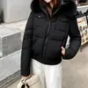 Jaqueta Curta de Algodão com Capuz e Gola Grande de Pelo Removível Estilo Americano Casaco de Algodão Jaqueta Acolchoada de Algodão Feminina Novo Estilo 2026 Outerwear Grosso de Inverno com Acolchoamento de Veludo