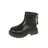 Botas para niña, forradas de felpa para abrigar, colección otoño/invierno 2026, botas pequeñas de piel para niños, estilo británico, suela suave, diseño simple, venta al por mayor