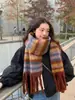 Bufanda Arcoíris para Mujer 2025 Nuevo Otoño e Invierno Atmósfera de Alta Gama Imitación Cachemir Cuadros Espesa Cálida Chal