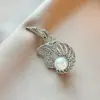Broche de Mariposa y Flor de Lujo Ligero, Broche de Pedrería de Alta Gama, Pin para Traje y Abrigo, Accesorio para Vestido, Venta al por Mayor desde Fabricante, en Stock