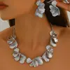 Set de Collar Metálico Estilo Europeo y Americano Transfronterizo, Pendientes de Diseño Exagerado de Flor Plegada Personalizados, Joyería Versátil de Nicho para Mujeres