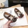 Zapatos Pequeños de Cuero para Niñas Primavera y Otoño 2025 Nuevo Estilo Dibujo Animado Lazo Fresa Zapatos Retro para Niños Suela Blanda Superficie Suave Zapatos de Bebé