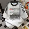 Camiseta de Manga Curta Listrada com Estampa de Letras Coloridas Contrastantes Estilo Retro Americano para Homens e Mulheres Top Solto Ins