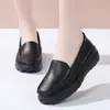 Zapatos de enfermera negros, de suela gruesa, sin cordones, hechos de cuero suave, con tacón inclinado antideslizante, adecuados para personal médico, el trabajo y el trayecto diario.; zapatos de cuero al por mayor