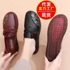 Outono 2026 Novo Estilo Sapatos de Mãe Solado Macio Antiderrapante Retro Mocassins de Couro Genuíno Respiráveis Não Machucam os Pés Leves Mocassins para Meia-Idade e Idosos