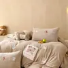 Fofo estilo infantil outono e inverno espessado estilo creme leite velo quatro peças conjunto quente pequeno urso bordado desenho animado dupla face velo roupa de cama