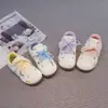 Lindos zapatos infantiles Aggan color hueso amarillo claro estampado de pez pequeño de dibujos animados oso pequeño con velcro para niña niño pequeño