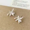 Estilo de Lujo Ligero, Versátil para el Día a Día, Sensación de Alta Gama, Colección de Pendientes de Flor Plateados Mate, Pendientes de Diseño de Nicho a la Moda
