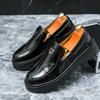 Sapatos Masculinos de Verão 2023 Transfronteiriços Tamanho 45 Bico Redondo Negócios Britânicos Sapatos Simples Sola Grossa Aumentado Brilhante Casuais Sapatos de Couro Masculinos