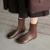 Botas finas elásticas planas estilo britânico de 1 cm, novo modelo outono e inverno 2026, botas curtas versáteis slip-on de bico redondo para mulheres