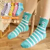 Calcetines de algodón para niños nuevos de primavera, verano, otoño e invierno, calcetines de tubo de fresa de dibujos animados rojos para niñas, estudiantes, bebés, al por mayor
