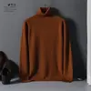 Suéter liso de cuello alto para hombre con tejido denso para mayor calidez, perfecto para usar en capas en otoño e invierno.; presenta alta elasticidad y un diseño de jersey