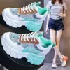 Zapatos blancos ocultos para aumentar la altura para mujer Primavera 2024 nuevo verano malla casual zapatilla transpirable zapatillas robustas Red social versátil