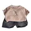Conjunto de Verão para Meninos de Comércio Exterior 2026 Novo Estilo Crianças Pequenas e Médias Meninos Bebê Retrô Bonito Conjunto de Duas Peças de Manga Curta Tendência Atacado