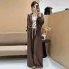 Conjunto deportivo elegante y casual para mujer, nueva colección de otoño: sudadera con capucha, chaleco y pantalones de pierna ancha - un conjunto de tres piezas